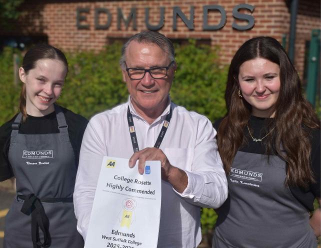 Edmunds team with their certificate for the AA Rosette 2025
