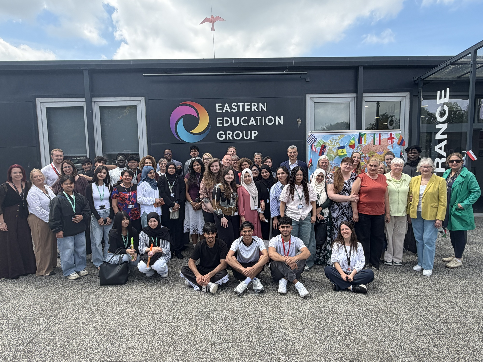A large group photo at the refugee picnic